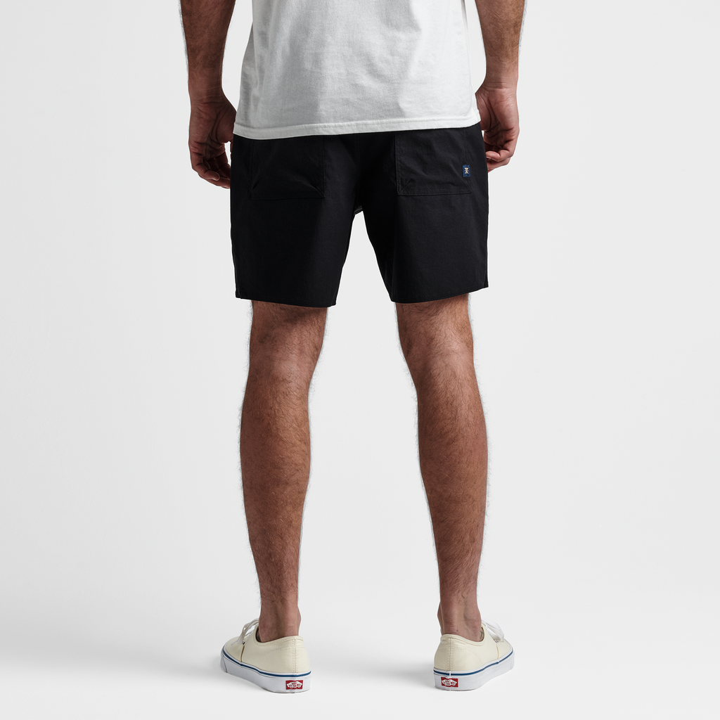The model of Roark men's Layover Trail Shorts - Black Big Image - 4