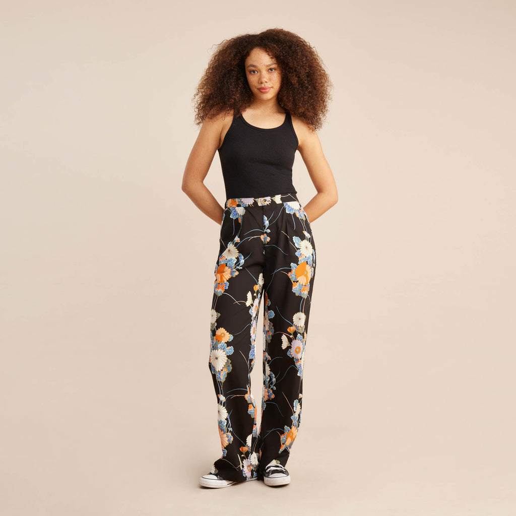 The model of Roark Women's PIC Pants - Camellia Black Big Image - 10