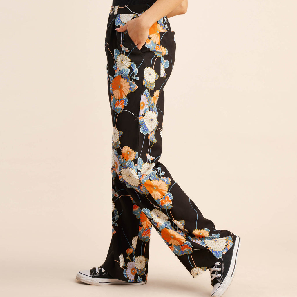 The model of Roark Women's PIC Pants - Camellia Black Big Image - 7